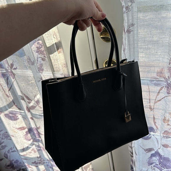 Michael Kors black handbag. Great condition - Picture 2 of 10